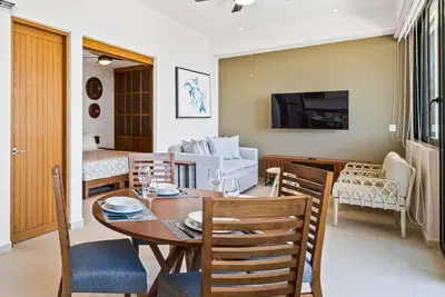 Image de Modern condo with infinity pool, WiFI, plunge spa & ocean-view balcony