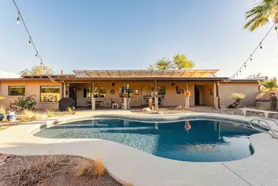 Image de Spacious home w/ private heated pool, large yard, mountain views, work desk