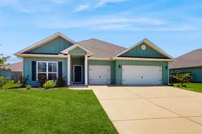 Image de Dog-friendly house with in-ground pool, outdoor patio, and corn hole