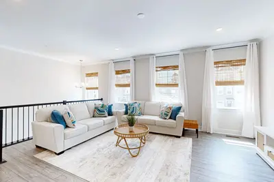 Image de Luxury townhome with pool, open layout, deck community pool - close to shopping