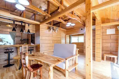 Image de A stay in a traditional island house handcrafted by the carpenter owner enveloped in the warmth of / Shimajirigun Okinawa