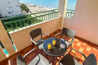 Image de Exceptional 2-Bedroom Beachfront Apartment with Sea View, WiFi & Ac