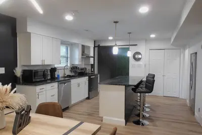 Image de 2 Br/2. 5 Bath townhouse walking distance to stadium