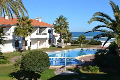 Image de Appartement en bord de mer avec terrasse et vue sur le jardin