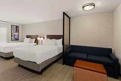 Image de Sleek Suite for Guests Seeking Comfort Near Magnolia Market – Few Min