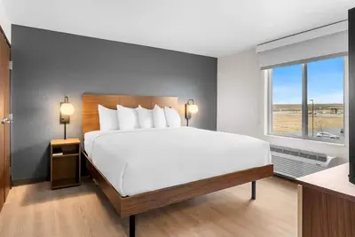 Image de Stylish Suite w/ Modern Design & Practical Features for Business Travelers