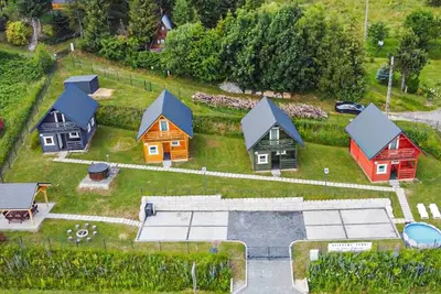 Image de Maison acceptant les animaux à Laliki avec piscine extérieure