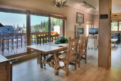 Image de Updated Village Center Ski In/Out Condo with Slope Views and 2 Decks