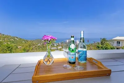 Image de Sunset Dream - 1br Hillside Retreat – A/C & Ocean Views, Newly Updated.