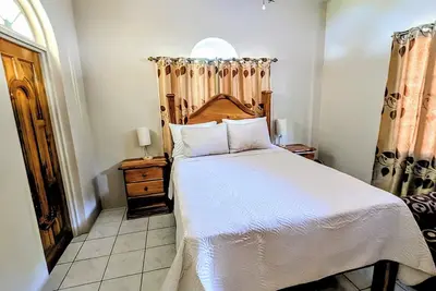 Image de Beautiful 3-bedroom house with Oceanview in Hope Bay and Ac