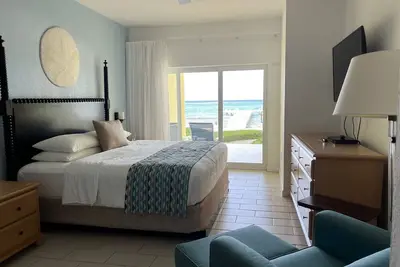 Image de President's Week - Step onto beach! Beach front 2 bed + bath condo w/ amenities