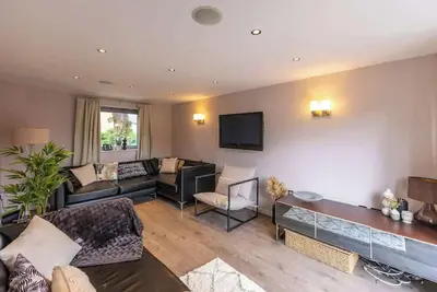 Image de Stunning & Bright Home | Driveway | Sleeps 9!