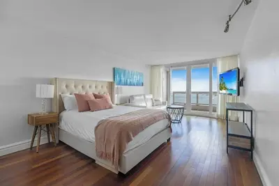 Image de Balcony & Bay View | Downtown | Gym | StayCozy