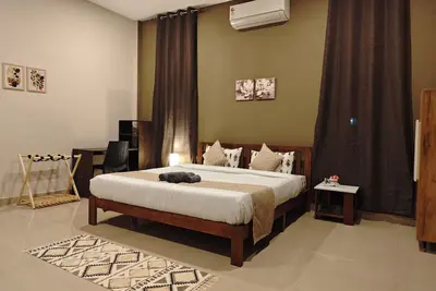 Image de Tranquil Greenery Meets Urban Convenience