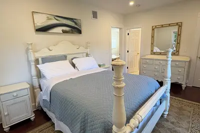 Image de 2-bedroom apartment in beautiful Southampton with a beach permit