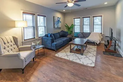 Image de 5min to Dt | Pets | Free Parking | Smart Tv | Desk