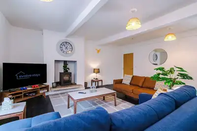 Image de Modern Mcr 3br Home • Games • 2. 5 Baths • Sleeps 8