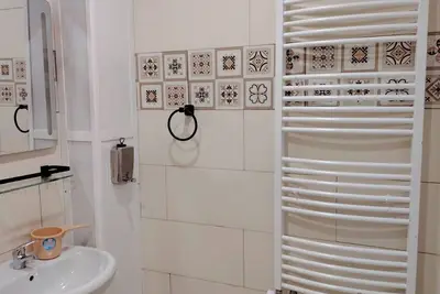 Image de joli appartement ensoleille f3 avec garage de stationnement.