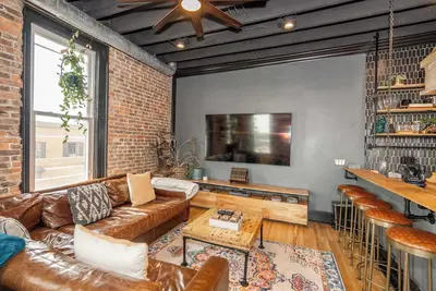 Image de The Brick Dachshund - Chic for 9