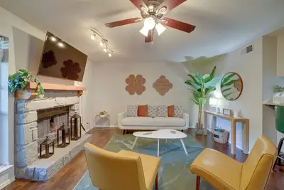 Image de 10 Mi to Dtwn Tulsa: Condo w/ Pool Access!