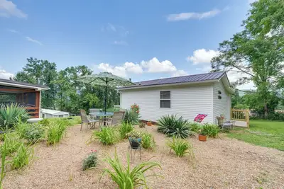 Image de Mtn-View Cottage w/ Garden & Yard in Erwin!