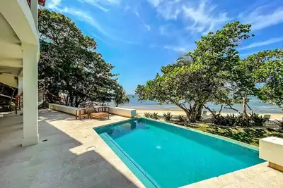 Image de Four-Bedroom Beachfront Villa