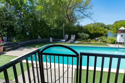 Image de Private Waterfront Paradise- Pool, Sauna, Hot Tub, Pontoon Boat, Billiard, Bikes