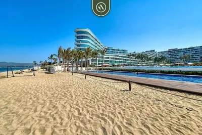 Image de Spacious Flamingos 2br Retreat: Private Balcony, Full Kitchen & Beach Access