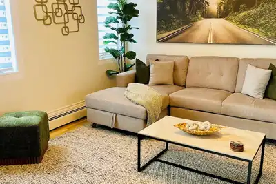 Image de Professionally Designed Suite + Free Parking