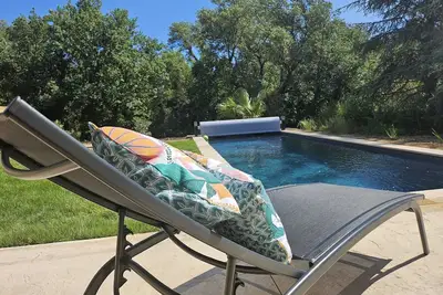 Image de Villa 3 chambres en bord de rivière avec piscine et vue sur mont ventoux