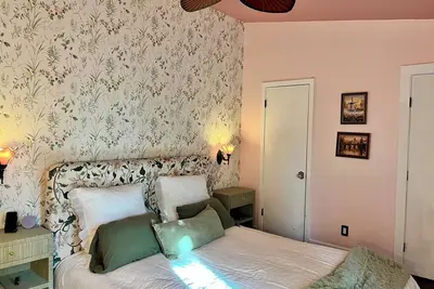 Image de New! Cozy House in Austin with Themed Rooms.