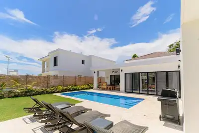 Image de Charming 3-bedroom villa in wonderful Ocean Village with Pool & Bbq