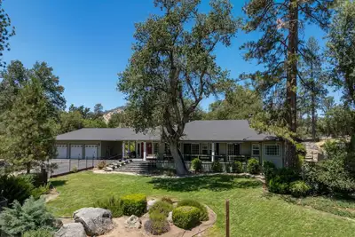 Image de Riverbend Retreat  5-bedroom villa with spa, pond, gym, and private bar.