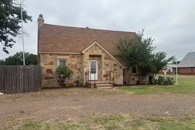 Image de 3 bedroom/2 bath, two story rock house is ready to accodomate you and your crew!