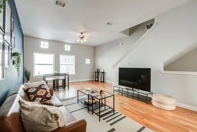 Image de Gated Townhome w/ Garage Parking by Hobby Airport!