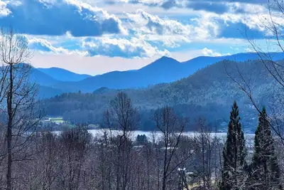 Image de 5 Mins to Lake, Peaceful Mountain View, Firepit/Pool/Darts, Perfect for Families