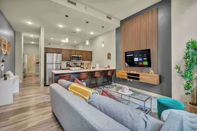 Image de Luxe Flat w/ Heated Pool & Sauna • Gym•Heart of Dt