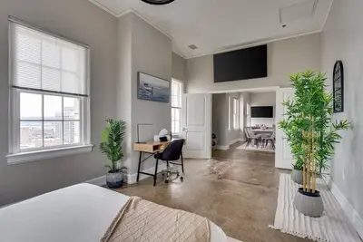 Image de Huge Penthouse | Sleeps 8 | Free Parking |Downtown