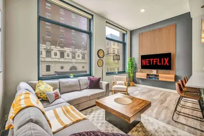 Image de Luxe Flat w/ Heated Pool & Sauna • Gym•Heart of Dt