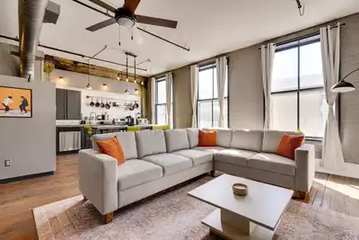 Image de New York Style Flat| Covered Parking| Sleeps 8| Dt