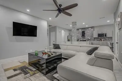 Image de *New* Modern Getaway - Houston