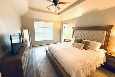 Image de Your Home Base for Game Days & Getaways! !