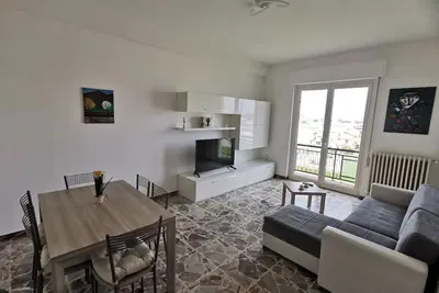 Image de Appartement moderne et spacieux, balcon avec vue sur la montagne, parking gratuit