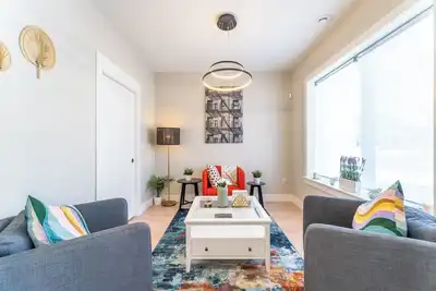 Image de New Luxury 5br | 2 Kitchens, 3 Living, 4 bath|Deck Bbq & Fireplace in Halifax