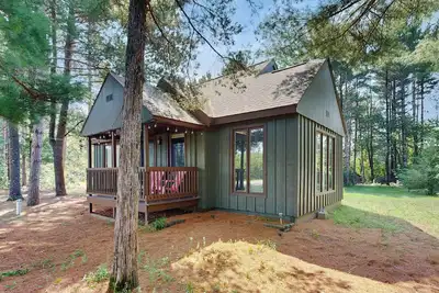 Image de Cozy Home in the trees, w/ large yard, fire pit, gas grill, & Wifi