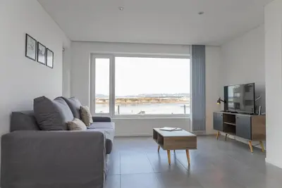 Image de Main Street One-Bedroom Apartment with Balcony, Sea and city view