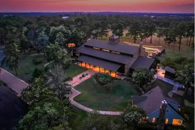 Image de Vineyard Estate with 3 Serene, Luxurious Cottages