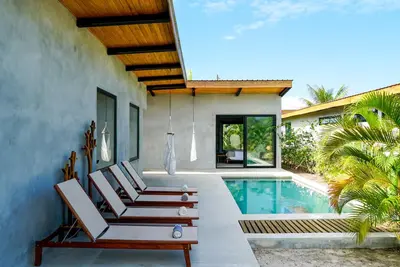 Image de Elegant waterfront villa with private terrace, pool, beach access & 4 en-suites