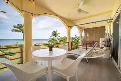Image de Tranquil beachfront condo with pool, balcony sunset views & fast Wi-Fi