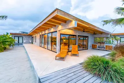 Image de Waterfront villa with splash pool, private terrace, beach access & WiFi